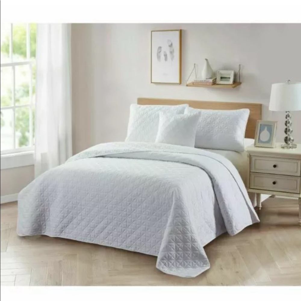 ⭐️⭐️LAST Full/Queen! ⭐️⭐️ 4-piece Diamond Stitched White Quilt